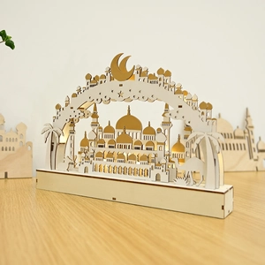 Dettaglio della lampada LED Ramadan in legno con sagoma di moschea e luce calda diffusa