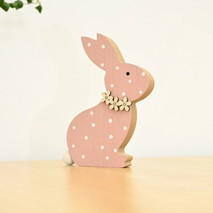 Detailansicht der rosa Osterhasen-Holzfigur mit weißen Punkten und Blumen-Halskette