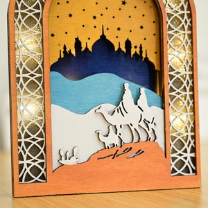 Détail d'un ornement musulman en bois découpé au laser avec silhouette de mosquée 3D