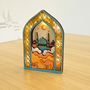 Détail d'un ornement LED en bois multicouche avec mosquée et croissant en lueur chaude