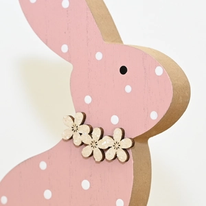 Osterhasen-Deko aus Holz in Rosa mit weißen Punkten und geschnitzten Blumen für Zuhause