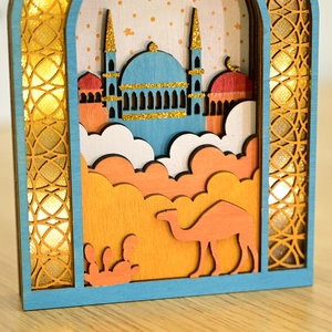 Détail d'un ornement de mosquée 3D en bois avec paillettes dorées et éclairage LED Eid
