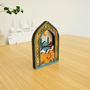 Détail d'une lanterne LED en bois avec décors multicouches de mosquée et croissant de lune