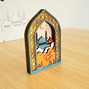Vue détaillée d'un ornement de Ramadan en bois 3D avec mosquée bleue et croissant de lune doré