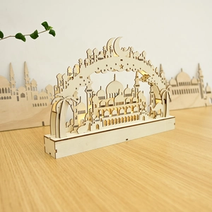 Dettaglio lampada a LED in legno con sagome tagliate al laser e luce calda soffusa