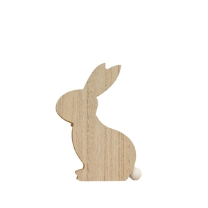 Minimalistischer Osterhase aus Holz mit weißem Bommelschwanz auf weißem Hintergrund