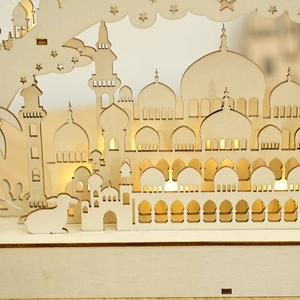 Dettaglio lanterna di legno del Ramadan con sagoma di moschea e luce a LED calda