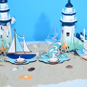 Bougeoirs nautiques en bois méditerranéen avec voilier et motif de vagues sur sable fin