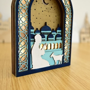 Détail de la lanterne d'Aïd en bois multicouche avec lumière LED et motifs de mosquée