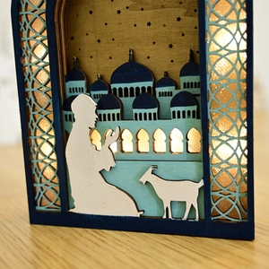 Détail macro d'ornement en bois Eid avec éclairage LED et silhouette de prière