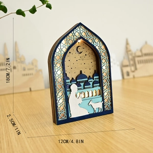 Détail macro d'ornement LED musulman en bois multicouche avec silhouettes de mosquée et lumière