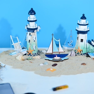 Bougeoir voilier méditerranéen avec phare et coquillages dans une scène de plage