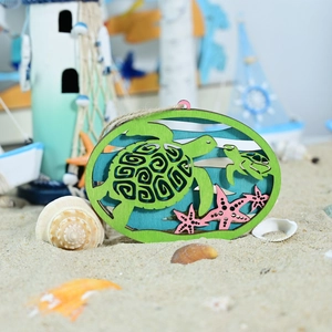 Detail der maritimen Holzdeko mit Meeresschildkröten und Seesternen in Strandatmosphäre
