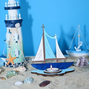 Détail du photophore voilier en bois méditerranéen avec vagues bleues et une bougie