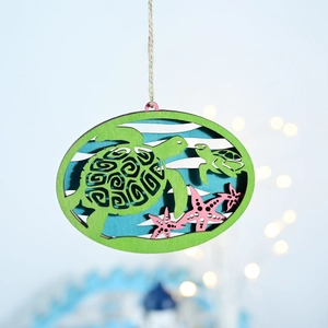 Detail der maritimen Wanddeko aus Holz mit Schildkröte und Seestern in Meeresblau