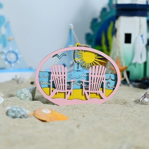 Detail eines Holzschildes im Strand-Thema mit Liegestühlen und Meerblick-Dekor