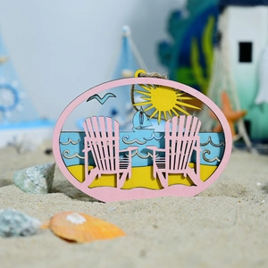 Detail eines hölzernen Meeresschilds mit 3D-Stühlen und Möwendekoration im Sand