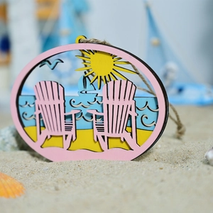 Detailansicht der Holzplakette im Ozean-Stil mit rosa Strandstühlen und Meereswellen