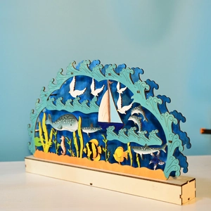 Dettaglio decorazione marina in legno tagliato al laser con onde e balene 3D