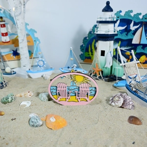 Detail eines hölzernen Meer-Strandschilds mit 3D-Strandstühlen und Sonnenmotiv
