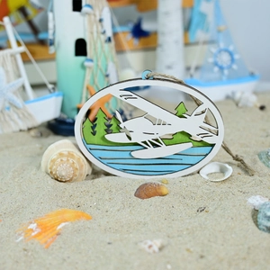 Nautisches Holzschild mit Flugzeug und Pinien für Strandhaus-Wanddekoration