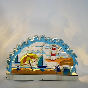 Dettaglio lampada LED in legno con faro 3D e silhouette di onde marine stile mediterraneo