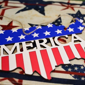 Plaque murale en bois forme carte USA avec motif drapeau et cordelette rustique