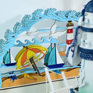 Vista macro dettagliata del faro in legno multistrato e delle onde in stile nautico