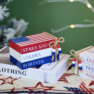 Détails de faux livres décoratifs en bois avec motifs patriotiques étoiles et rayures