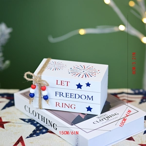 Détail de faux livres décoratifs blancs avec perles patriotiques et lettrage festif