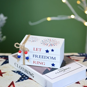 Détail du décor de pile de livres en bois avec texte Let Freedom Ring et perles