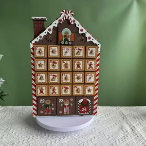 Λεπτομέρεια ξύλινου ημερολογίου advent σε σχήμα σπιτιού gingerbread με 24 εορταστικά σχέδια