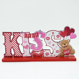 Détail du décor de table KISS en bois avec ours et ballons d'amour pour Saint-Valentin