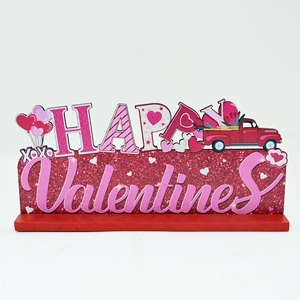 Détail de la plaque en bois pailletée Happy Valentine's Day avec motif camion et cœur