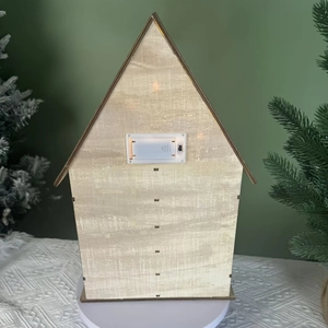 Vue arrière du calendrier de l'Avent en bois avec compartiment pile et interrupteur LED