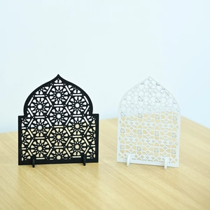 Due ornamenti islamici in legno nero e bianco con motivi geometrici e supporti base