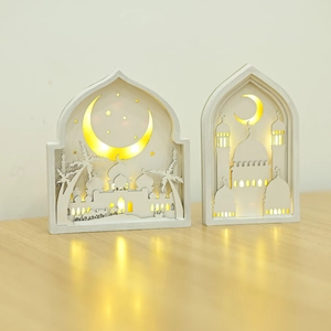 Détail de lanterne du Ramadan en bois avec LED et motifs de lune et de mosquée