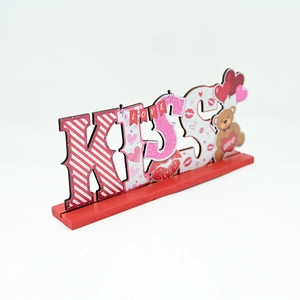Vue détaillée des lettres KISS en bois avec paillettes et décor de la Saint-Valentin