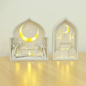 Détail de décorations festives musulmanes en bois avec LED et silhouettes de mosquée