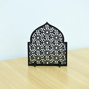 Dettaglio di ornamento islamico in legno nero tagliato al laser con motivo a stella
