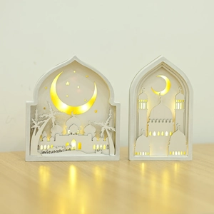 Détail d'un ornement festif musulman en bois avec LED blanc chaud et découpes complexes