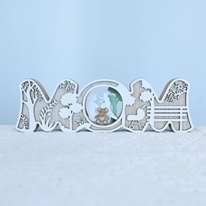 Détail de l'objet déco MOM en bois avec silhouettes découpées au laser de mère et enfant