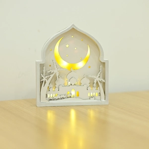 Détail de lanterne bois Ramadan avec silhouette de mosquée et éclairage LED chaud