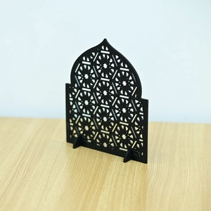 Dettaglio decorazione islamica nera con motivi geometrici e basi di supporto