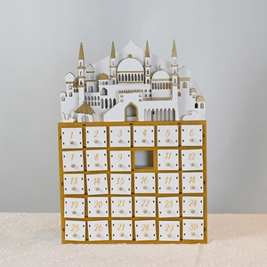 Nahaufnahme des Ramadan-Countdowns aus Holz mit 30 Schubladen und Moschee-Silhouette