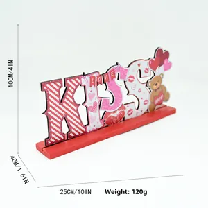 Détail du décor en bois KISS pour la Saint-Valentin avec motif d'ours et dimensions