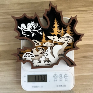 Mesure du poids de 117,8g pour l'ornement en bois sculpté de feuille d'érable et écureuil