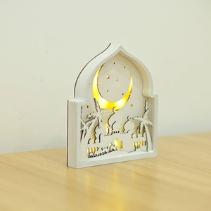 Détail de la lumière LED chaude à travers l'arche en bois blanc avec silhouette de mosquée