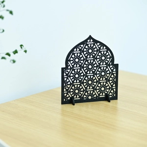 Dettaglio ornamento musulmano in legno nero tagliato al laser con motivi geometrici