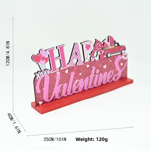 Détail d'une déco de la Saint-Valentin en bois rose avec ballon cœur et camion